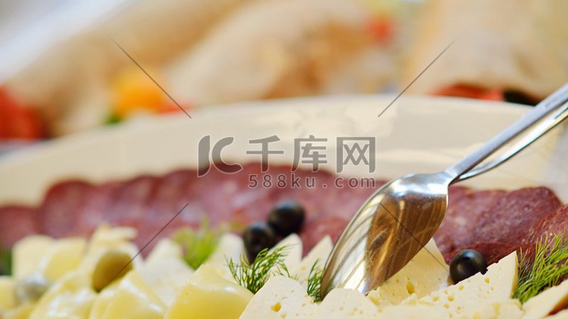 原材料成本是餐饮加盟店的主要成本之一。新手在采购原材料时，要关注以下要点：